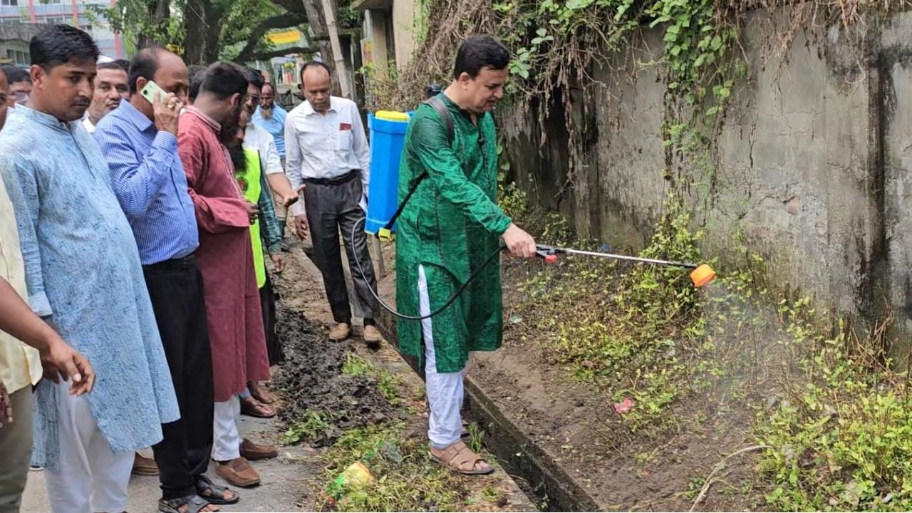 কোদাল হাতে পরিচ্ছন্নতা, কাঁধে ঢোল, ফগার হাতে মশক নিধন- ডেঙ্গু প্রতিরোধে মাঠে এমপি মোশারফ হোসেন